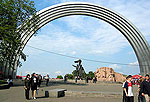 Kiev Photo Gallery. Russia and Ukraine 'Brothers' monument, Khreschatyk Park